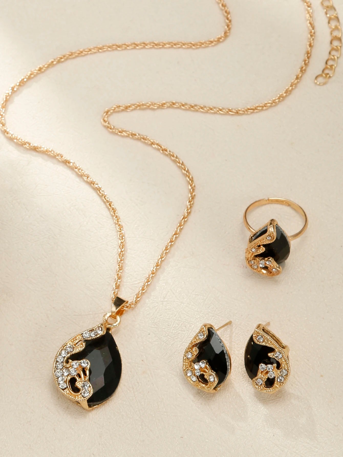 Stylish Quartz Trio: Your Perfect Accessory Set